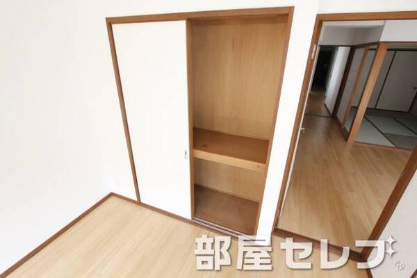 奥行きのある収納。