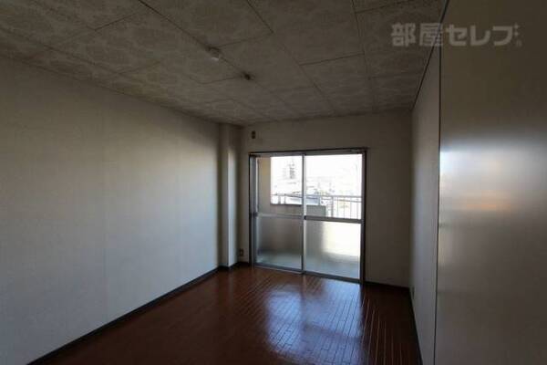 西側　６帖の洋室です。