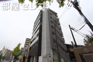 8階建てマンション。