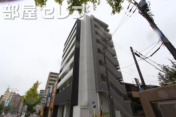 8階建てマンション。