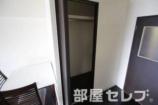 奥行きある収納。