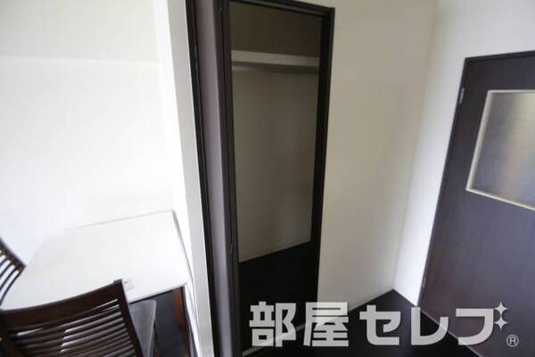 奥行きある収納。