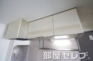キッチン上部収納。