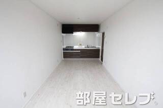 明るい白基調のリビングです。206号室の写真です。