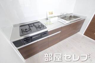 3口のシステムキッチンで使い勝手もばっちり。206号室の写真です。