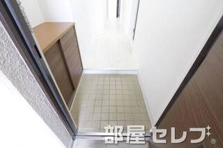 玄関はキレイキレイ。206号室の写真です。