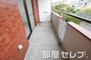 広いバルコニーで使いやすい。206号室の写真です。