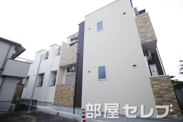 隣接した同系タイプの外観です。