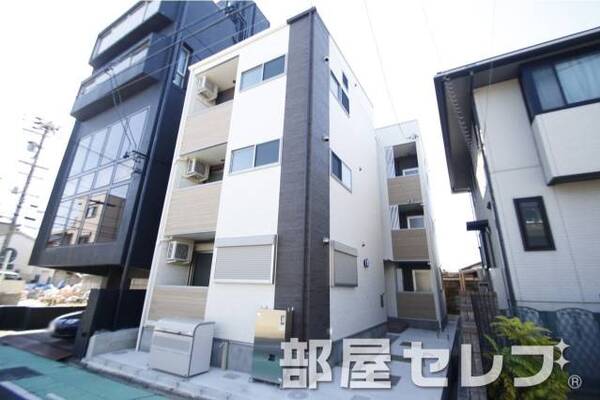 3階建てのデザイナーズアパート。