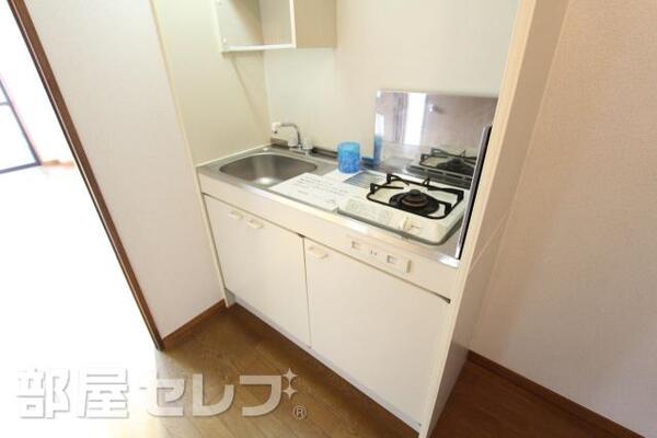 シンプルなキッチン。