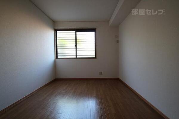 北側の洋室6帖のお部屋です。
