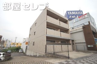 タイル貼りの3階建てマンション。