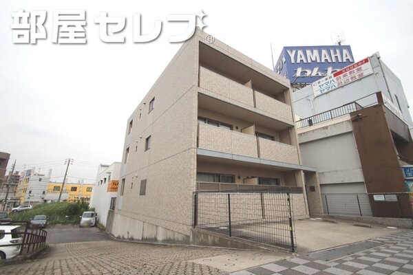 タイル貼りの3階建てマンション。