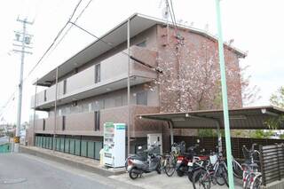 高台に位置したタイル張りの立派な建物です。