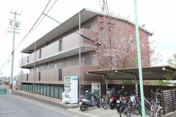 高台に位置したタイル張りの立派な建物です。