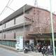 高台に位置したタイル張りの立派な建物です。