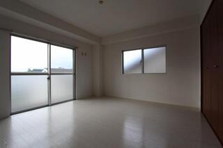 壁一面収納で洋室8帖の広い居室です。