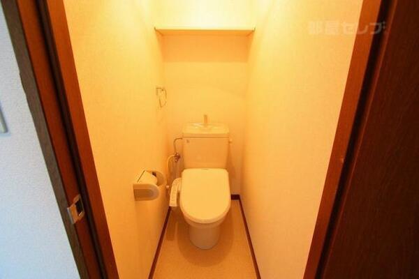 温水洗浄便座付きのお手洗い。