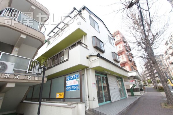 お弁当屋さんが一階にあって便利です。
