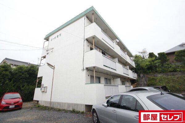 3階建てのマンション。