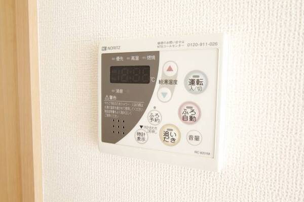 103号室のお写真です。らくらく温度設定の給湯