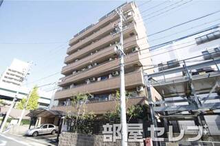 8階建てのマンション。