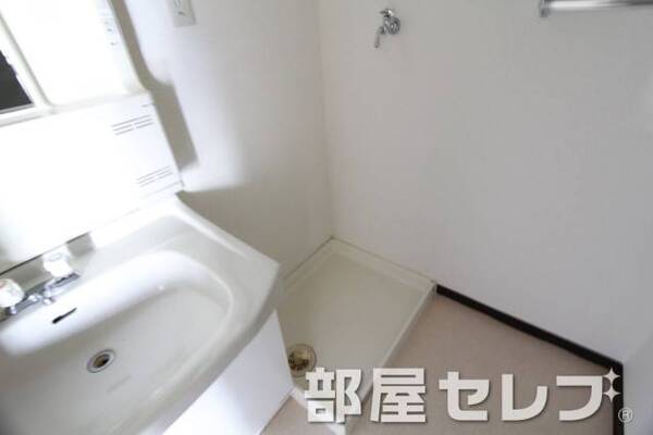 洗濯機置き場はこちらへ。