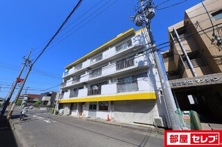 プライバシー重視の玄関前です