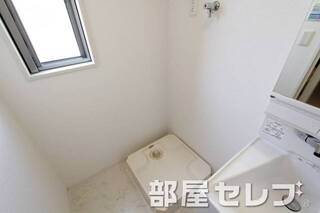 洗濯機置き場はこちらへ。