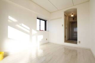 白基調なお部屋で横からも日差しが入ります。