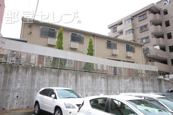 高台にそびえ立つ可愛い建物。