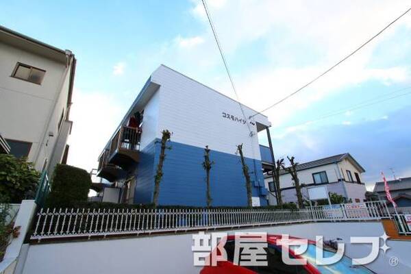 青と白のツートンカラーが映える外観です