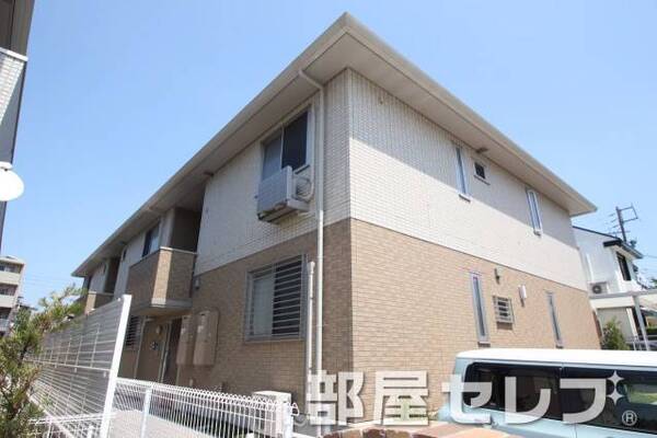 2階建ての低層住宅。