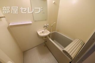 洗面台のあるバスルーム。