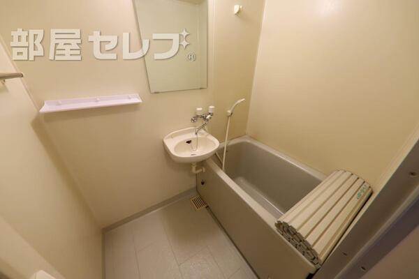 洗面台のあるバスルーム。