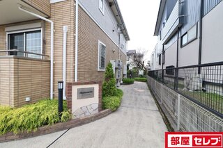 全居室1階に玄関が有ります。