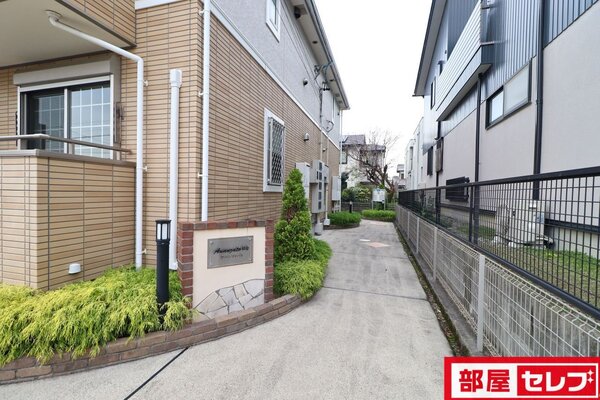 全居室1階に玄関が有ります。