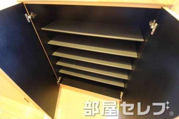 大容量下駄箱付き。