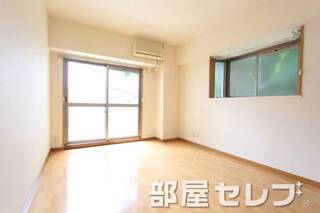 角部屋で出窓が付いています。