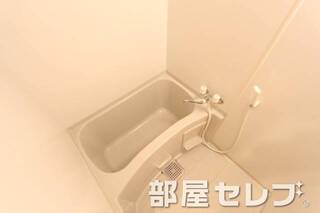 清潔感あるバスルーム。
