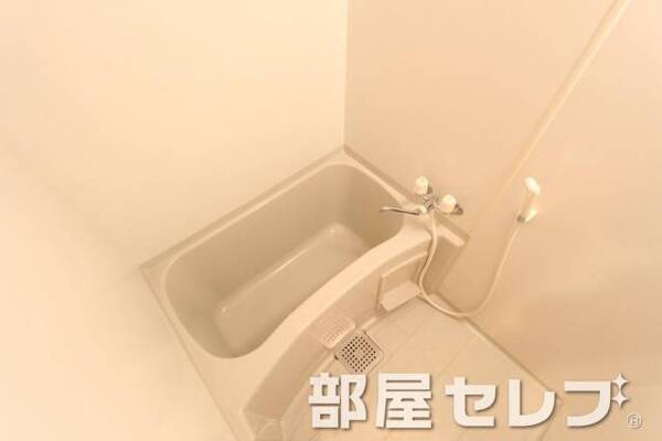 清潔感あるバスルーム。