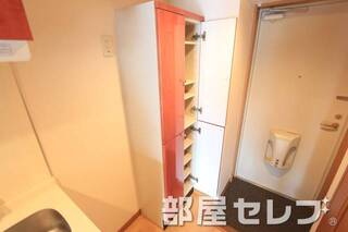 シューズボックス　沢山靴がしまえますね　板の高さ調整が可能です。