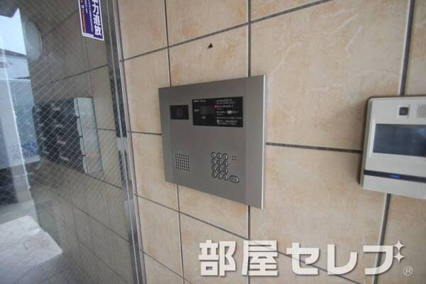 オートロック完備。