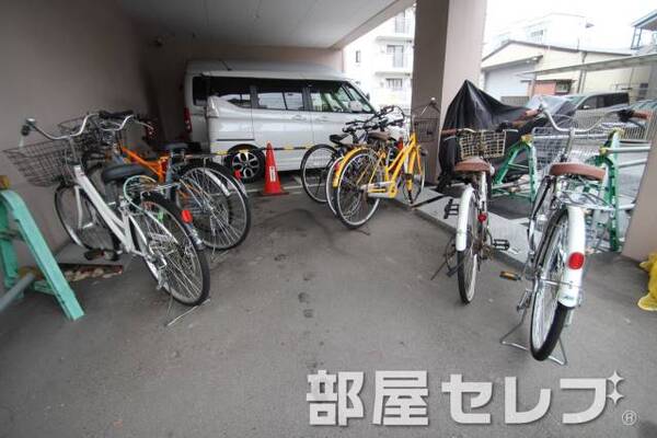 自転車置き場。