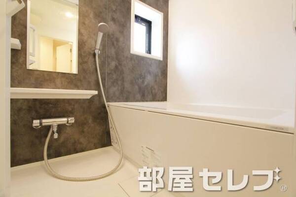 窓がある浴室で換気も楽々です。