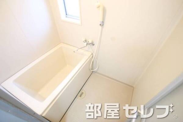 お風呂に小窓あり。