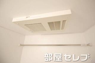 浴室乾燥機付き。