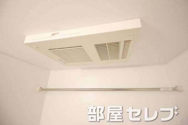 浴室乾燥機付き。