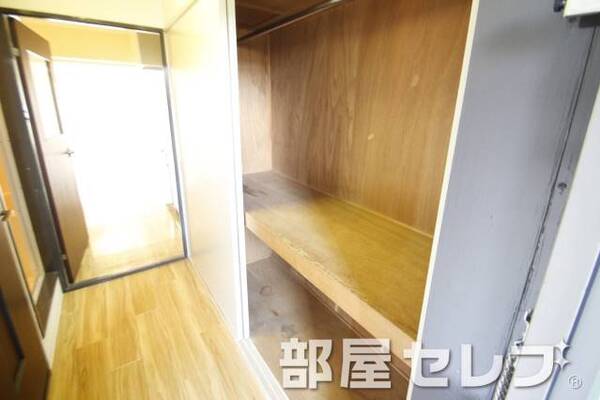 奥行きある収納。