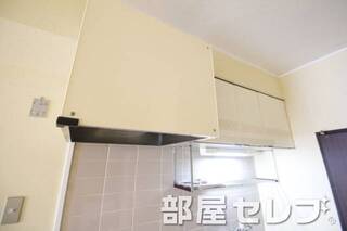 キッチン上部収納。